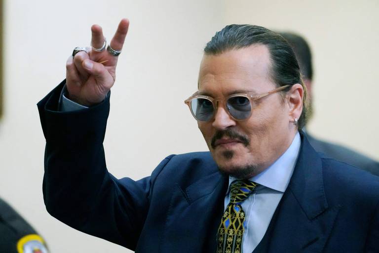Johnny Depp imita Jack Sparrow fora do julgamento de Amber Heard