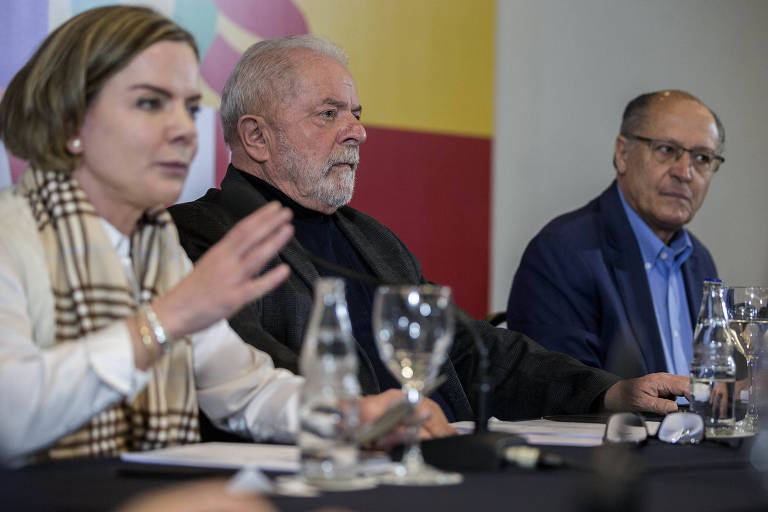 A presidente do PT, Gleisi Hoffmann, o ex-presidente Lula e o ex-governador Geraldo Alckmin em reunião da coordenação geral da campanha ao Planalto

