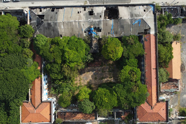 Vista aérea, por drone, de edifício histórico em ruínas na região central de São Paulo