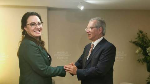 A ministra da Economia da Ucrânia, Iulia Sviridenko, encontra-se com sua contraparte brasileira, Paulo Guedes, em Davos na Suíça