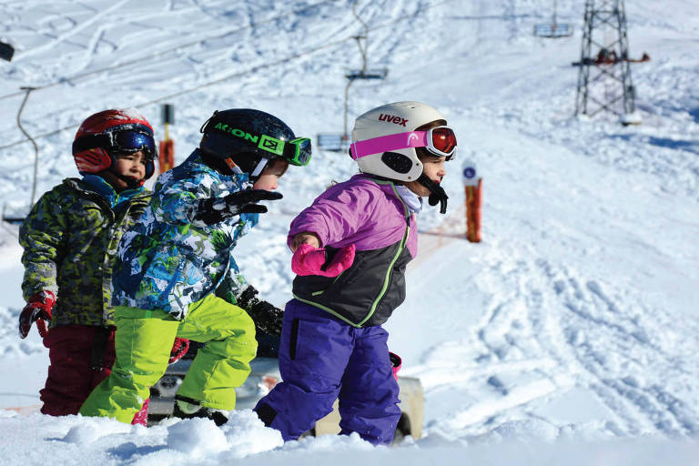 Crianças se aventuram na neve em Cerro Perito Moreno, em El Bolsón