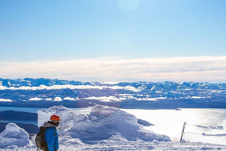 Esquiador se prepara para descida em Cerro Catedral