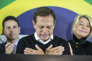 Governador Joao Doria -PSDB-  se emociona   apos anunciar  que desistiu da candidatura a Presidencia da Republica em comite do PSDB na av Brasil ao lado de Bruno Araujo(presidente do PSDB)  e sua mulher Bia