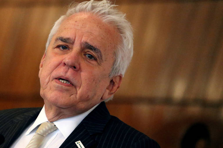 Roberto Castello Branco foi o primeiro indicado por Bolsonaro à presidência da Petrobras, tomando posse no dia 3 de janeiro de 2019. Nome que agradou ao mercado, Castello Branco era um defensor de privatizações e havia feito parte do conselho de administração da empresa em 2015. Bolsonaro decidiu demiti-lo em fevereiro de 2021, após fazer críticas à política de preços da Petrobras.