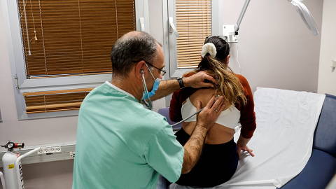 FILE PHOTO: A patient suffering from Long COVID is examined in the post-coronavirus disease (COVID-19) clinic of Ichilov Hospital in Tel Aviv, Israel, February 21, 2022. REUTERS/Amir Cohen/File Photo ORG XMIT: FW1