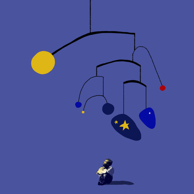 Gregorio Duvivier sentado segurando os joelhos perto do corpo, olhando para cima. Em cima, um móbile azul vermelho e amarelo, com estrelas. Umas das estrelas, um circulo amarelo, ilumina seu rosto como a luz do luar