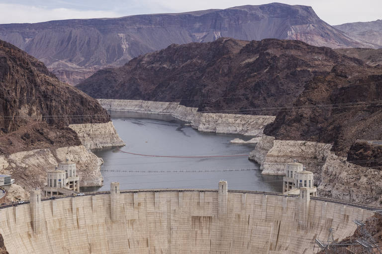 A barragem Hoover, represa do lago Mead, localizada entre os estados de Nevada e Arizona e o rio Colorado; local foi cenário de filmes como 'Super-Homem' (1978) e 'Na Natureza Selvagem' (2005), entre outros, e hoje segue como atração turística