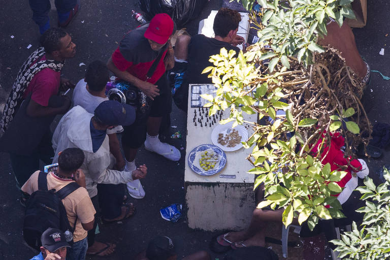 Traficantes vendem drogas na cracolândia recém-montada na rua Helvetia