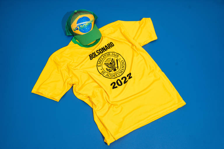 Produção de foto com camiseta e boné com estampas de Jair Bolsonaro