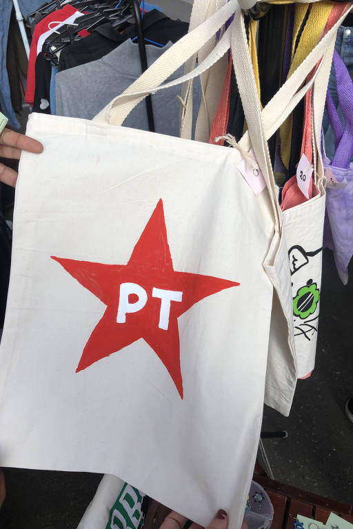 Sacola com símbolo do PT é vendida por comerciante na avenida Paulista, em São Paulo