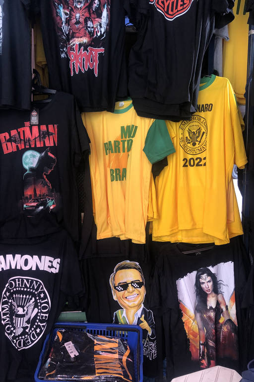Barraca na rua 25 de Março, região central de São Paulo, tem camisetas com estampas dedicadas ao presidente Jair Bolsonaro