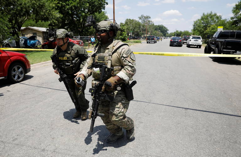Policiais isolam área próxima de escola em que crianças foram mortas durante ataque a tiros em Uvalde, no Texas