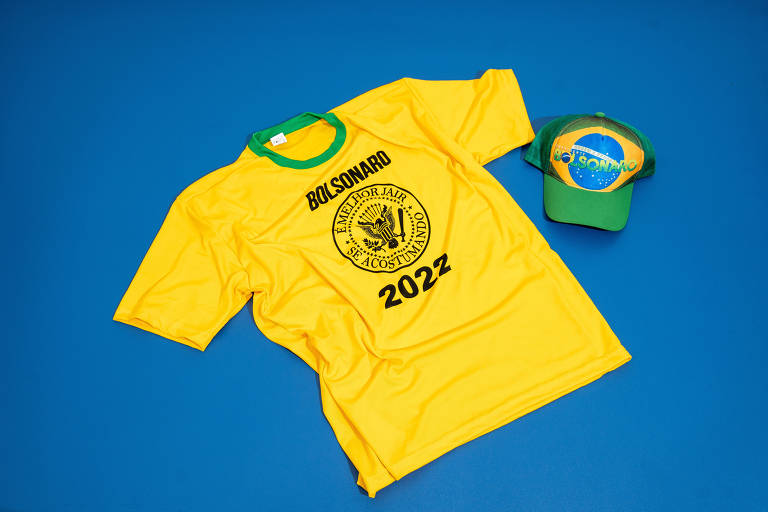 Camiseta com estampa dedicada a Jair Bolsonaro faz uma versão do logo dos Ramones com a frase "É melhor Jair se acostumando"