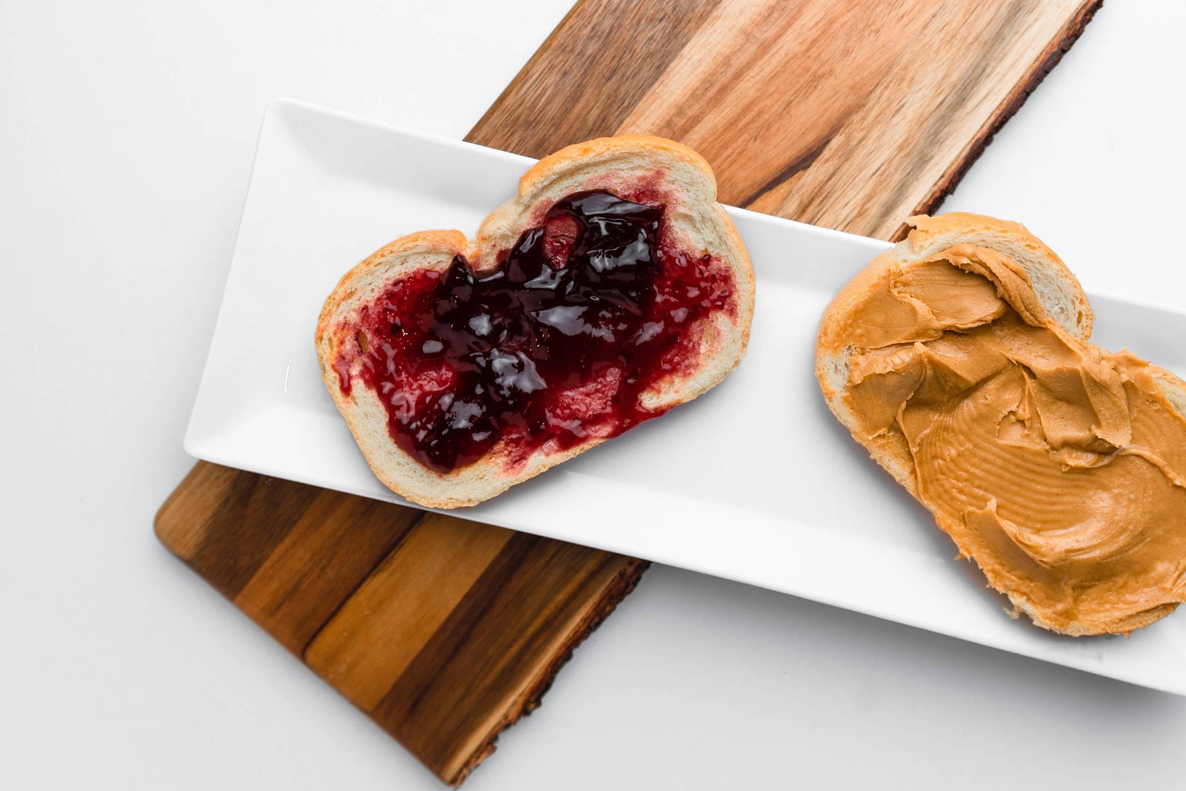 EUA investigam relação entre manteiga de amendoim e surto de salmonella