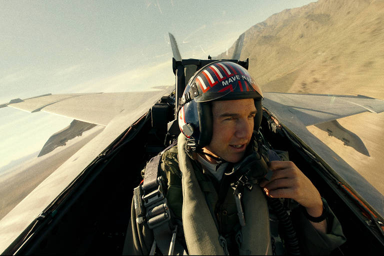 Tom Cruise na cabine de um caça F-18 em cena de 'Top Gun: Maverick'