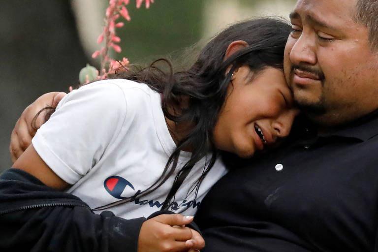 Mulher chora e é consolado por homem após ataque a tiros em escola de Uvalde, no Texas; ao menos 18 crianças morreram