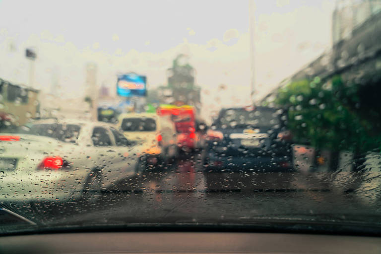 Foto do trânsito em dia de chuva