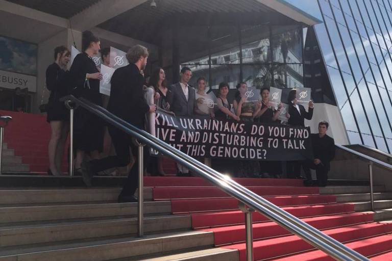 Ucranianos protestam contra invasão russa no tapete vermelho de Cannes
