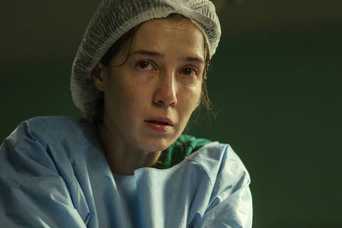 Exclusiva Zapping: Marjorie Estiano como Drª Carolina na 5ª temporada da série 'Sob Pressão', em cena da 2ª cirurgia de crânio de Charles (Pablo Sanabio)