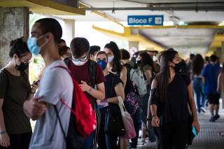 Estudantes com máscaras na fila do bandejão da USP