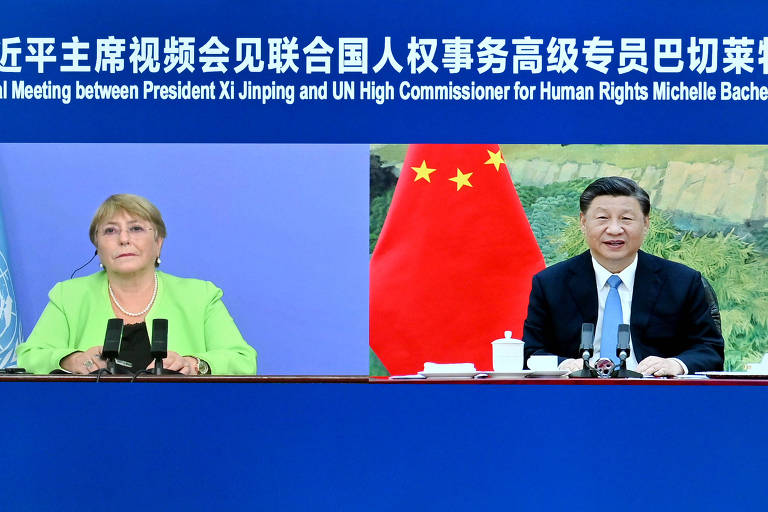 O líder da China, Xi Jinping (à dir.), durante videoconferência com Michelle Bachelet