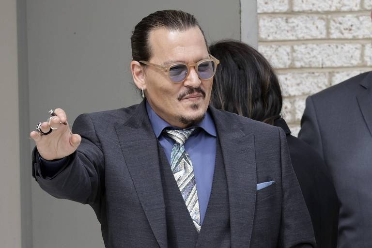 Johnny Depp diz que é 'brutal' ouvir acusações de violência doméstica