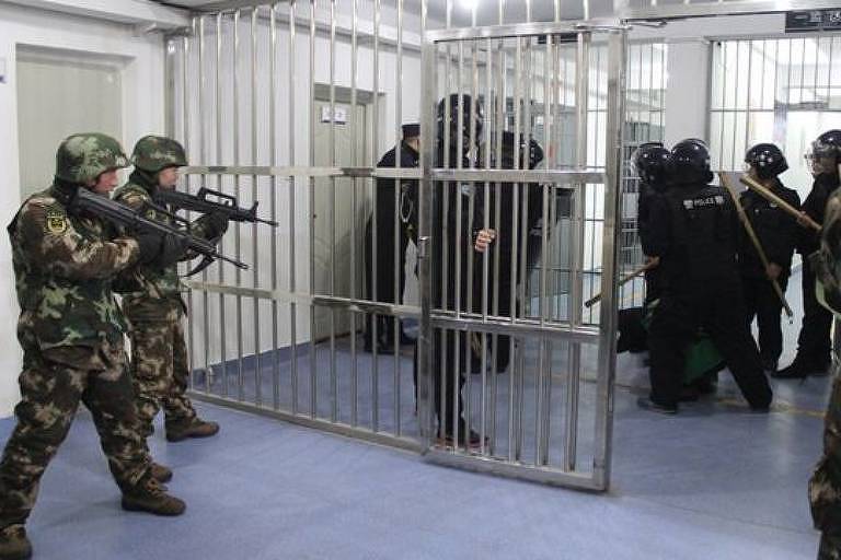 Policiais armados circulam pelos campos de reeducação e as prisões