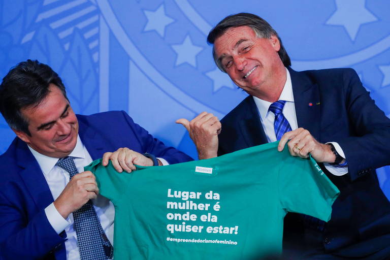 O presidente Jair Bolsonaro segura camiseta com os dizeres 'Lugar de mulher é onde ela quiser', em cerimônia no Palácio do Planalto para anunciar medidas para o programa de crédito Brasil Empreendedor