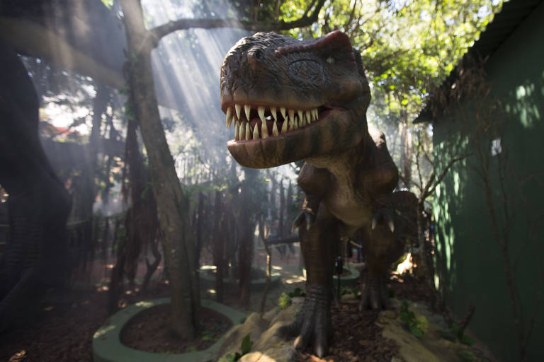 Réplica do Tiranossauro rex, um dos dinossauros com sangue quente, segundo estudo