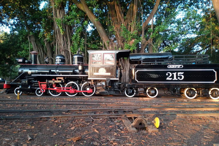 Locomotiva norte-americana 215, fabricada em 1912 e primeira a ser utilizada pela ABPF (Associação Brasileira de Preservação Ferroviária)