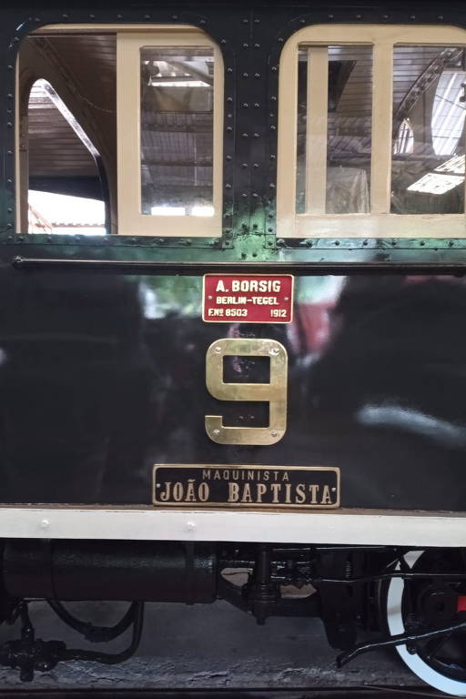 Detalhe da locomotiva 9, com placa da fabricante alemã Borsig