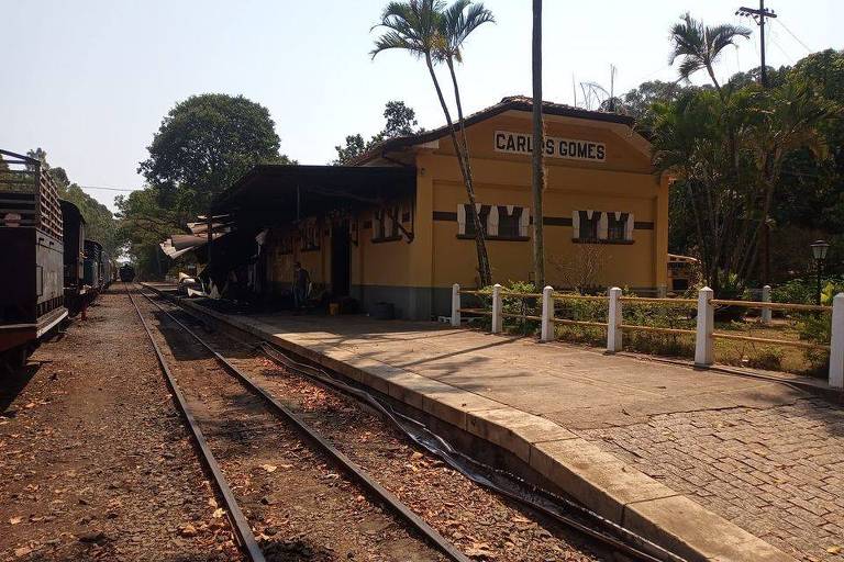 Plataforma de embarque da estação Carlos Gomes, em Campinas, que foi danificada parcialmente em incêndio que também atingiu a locomotiva 9