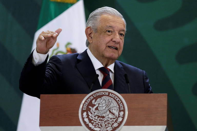 O presidente do México, Andrés Manuel López Obrador, que tem 68 anos e cabelos curtos grisalhos, concede entrevista em base militar próxima a Monterrey