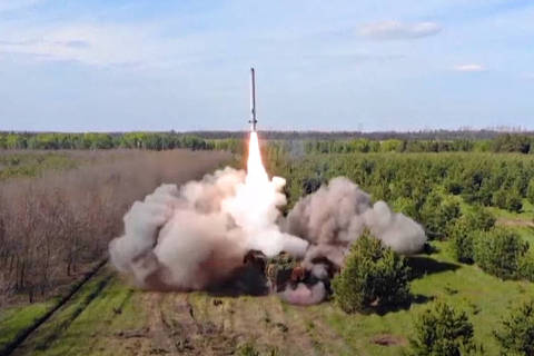 O Ministério da Defesa da Rússia divulgou nesta quinta (26) imagens do lançamento de um míssil balístico Iskander, de curto alcance, contra alvos na Ucrânia. (Foto: Reprodução/TV Folha )
