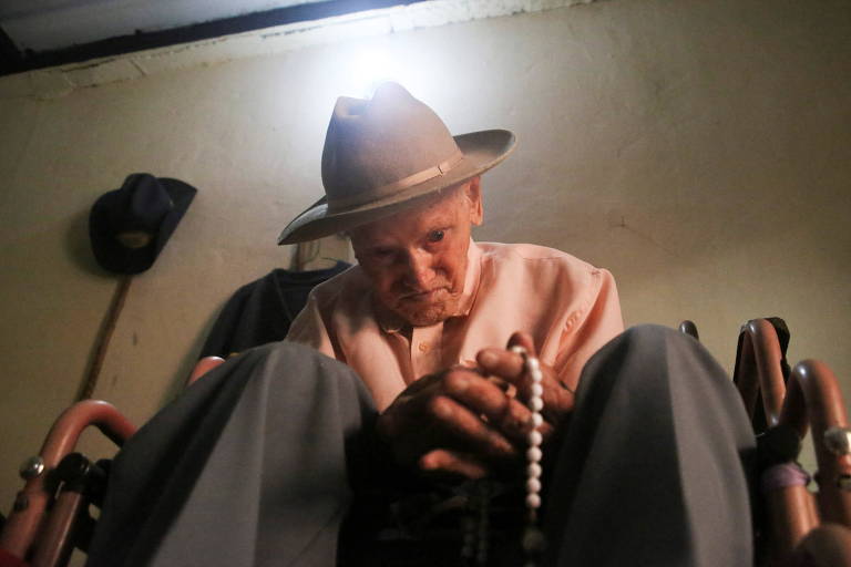 O venezuelano Juan Vicente Mora, declarado o homem mais velho do mundo pelo Guinness World Records, em sua casa em San Jose de Bolívar