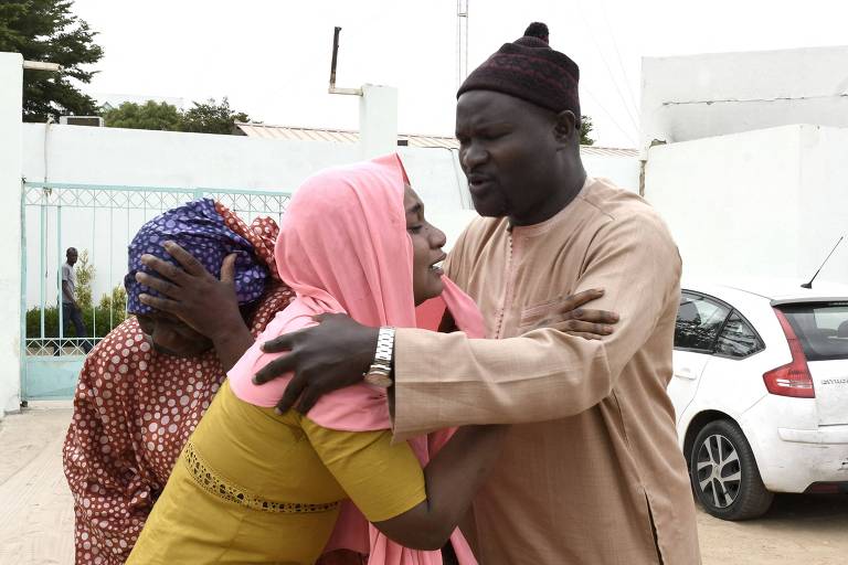 Familiares de bebês mortos em incêndio em setor neonatal choram em frente a hospital Mame Abdoul Aziz Sy Dabakh, em Tivaouane, no Senegal