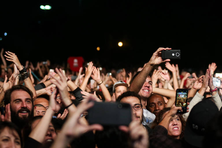 Público com celulares à mostra no show "Ofertório", de Caetano Veloso e os filhos, no vale do Anhangabaú, na Virada Cultural de 2019