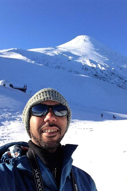 O turismólogo Wallace Soares no Vulcão Osorno, em Puerto Varas, Chile