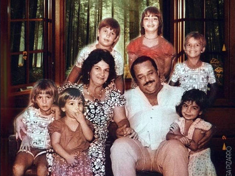 Ivete Sangalo exibe foto de sua família tirada em sua infância