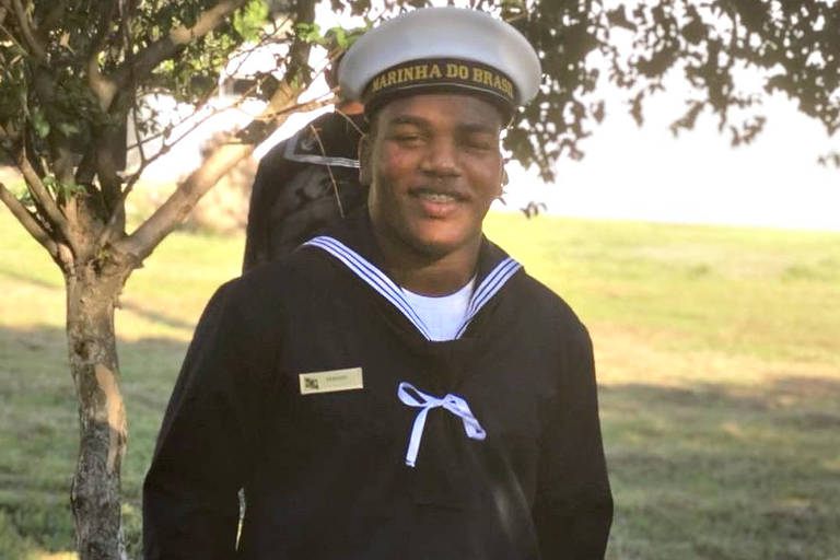 Jovem posa com uniforme da Marinha