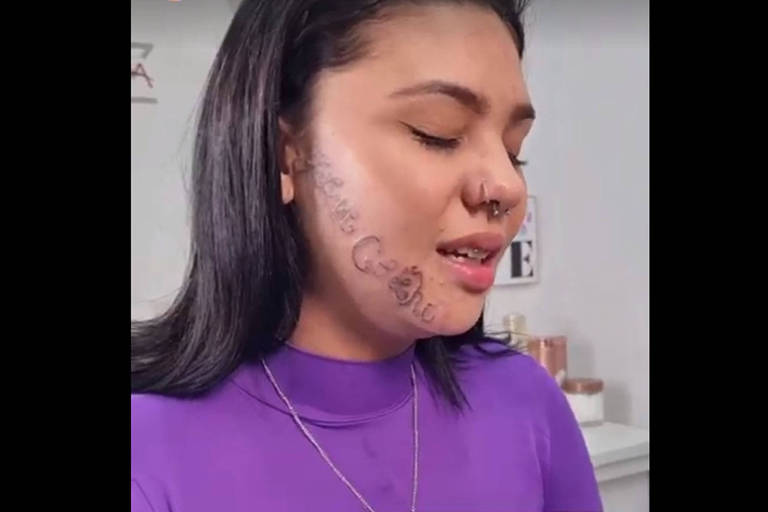 detalhe do rosto de mulher com tatuagem escrita Gabriel Coelho