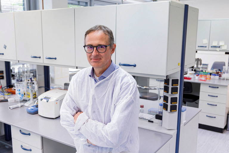 Heinz Weidenthaler, vice-presidente do laboratório Bavarian Nordic, posa no laboratório de vacina em Martinsried (ALE). A empresa é a única no mundo que teve aprovação para uma vacina efetiva contra a varíola dos macacos