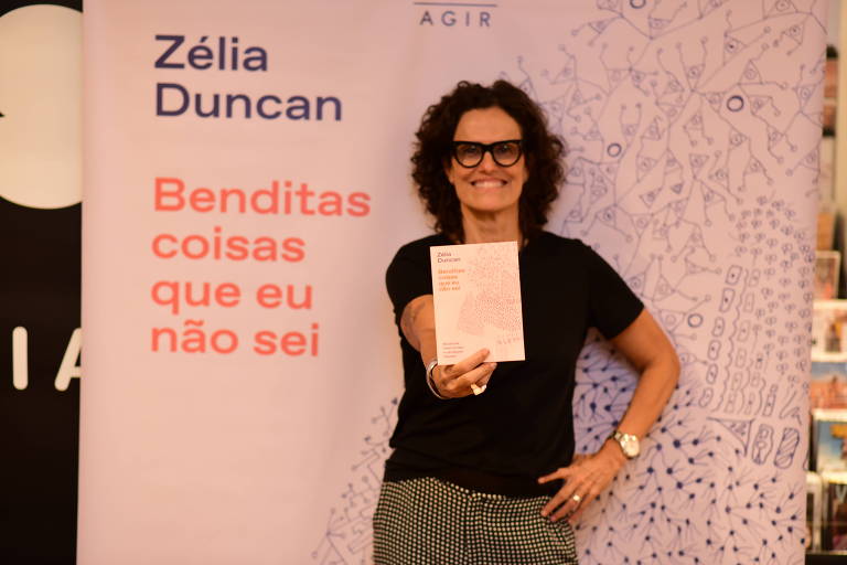 Zélia Duncan posa com o livro recém-lançado nas mãos 
