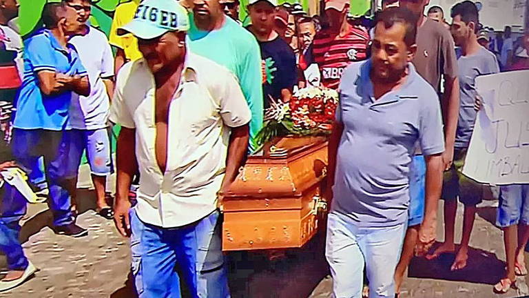 Cortejo e sepultamento de Genivaldo de Jesus Santos, morto após abordagem da PRF