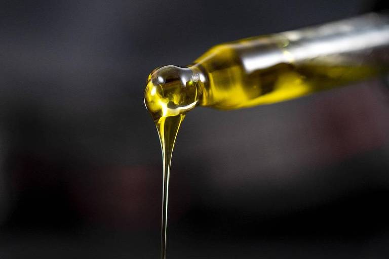 O óleo é um dos produtos de Cannabis que possuem autorização da Anvisa para serem importados
