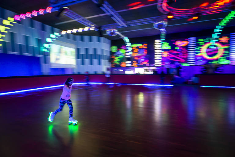 Conheça o Roller Dancing, pista de patinação retrô em SP