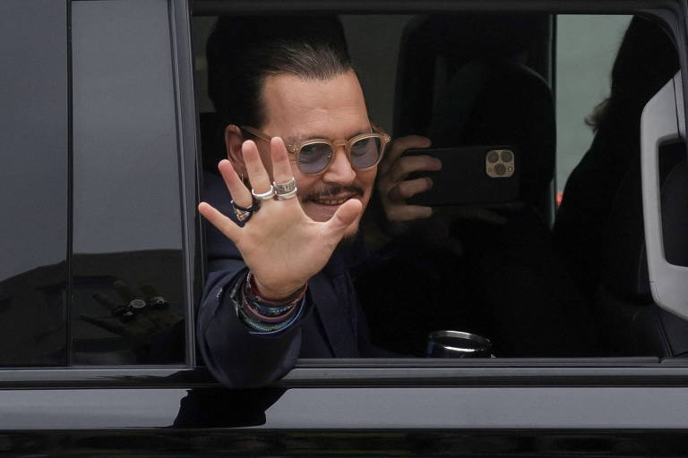 Julgamento Johnny Depp x Amber Heard: Ator chega sorrindo à corte e cumprimenta fãs
