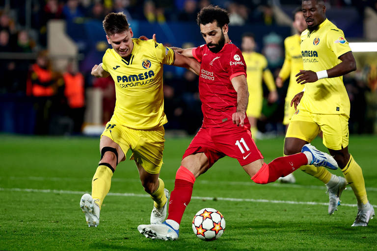 Salah é marcado pelo argentino Foyth na semifinal da Champions League de 2022, entre Liverpool e Villarreal