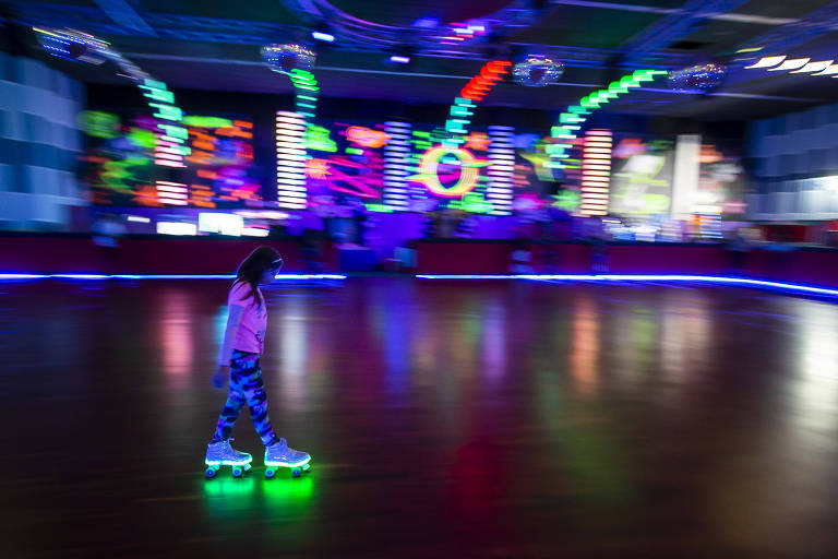 Criança anda de patins no Roller Dancig, em São Caetano do Sul