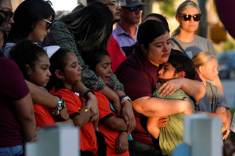 Moradores de Uvalde, no Texas, durante homenagem às vítimas do massacre na escola de ensino fundamental Robb
